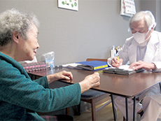 嘱託医の健康相談の様子 嘱託医の健康相談の様子